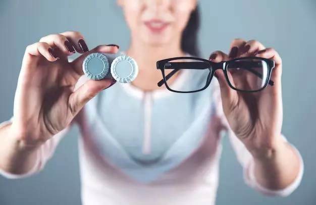 Gafas de mano mujer con lentes | Foto Premium