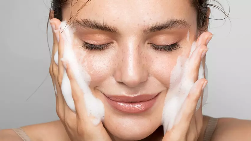 Skincare-Routine: Alle Schritte und Produkte für strahlende Haut